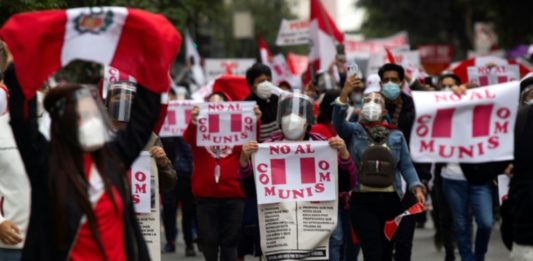 Miles manifiestan contra el comunismo en Perú