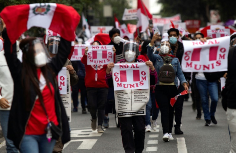 Miles manifiestan contra el comunismo en Perú