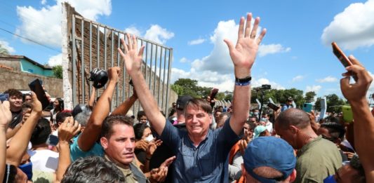 Multan a Bolsonaro por promover aglomeración y no usar mascarilla