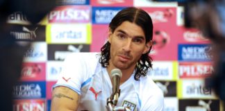 El 'Loco' Abreu se retira del fútbol con un récord Guinness