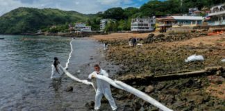 Mancha oleosa empaña costas de isla Taboga en Panamá