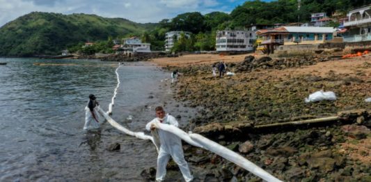 Mancha oleosa empaña costas de isla Taboga en Panamá