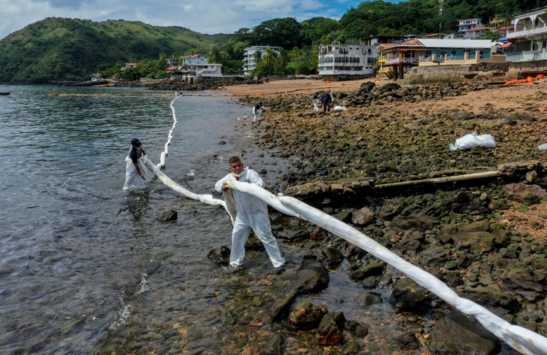 Mancha oleosa empaña costas de isla Taboga en Panamá