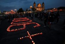 Recuerdan con velas a muertos por covid-19 en Guatemala