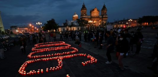 Recuerdan con velas a muertos por covid-19 en Guatemala