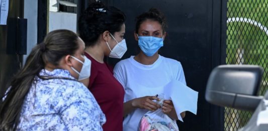 Salvadoreña recupera su libertad tras nueve años presa por aborto