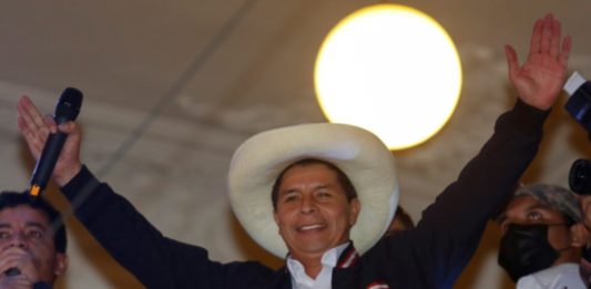 Castillo asume Presidencia de Perú anunciando reforma constitucional