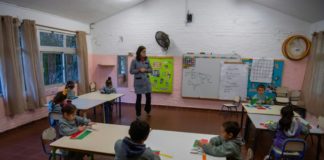 Estudiantes regresan a las aulas en Uruguay