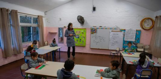 Estudiantes regresan a las aulas en Uruguay