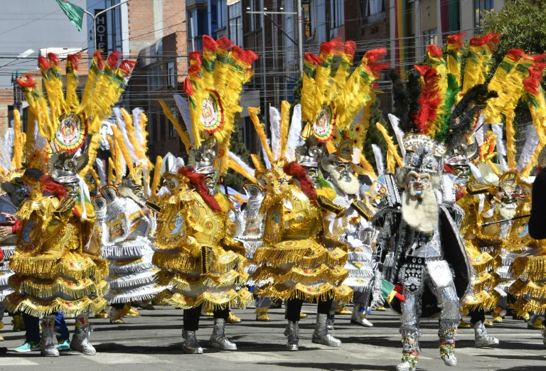 Fiestas folclóricas vuelven en Bolivia tras pandemia