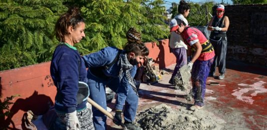 Mujeres argentinas derriban estereotipos machistas en la albañilería