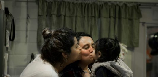Parejas homosexuales anhelan matrimonio igualitario en Chile