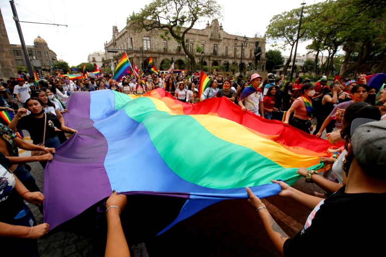 Cómo los propietarios de pequeñas empresas pueden apoyar a la comunidad LGBTQ+