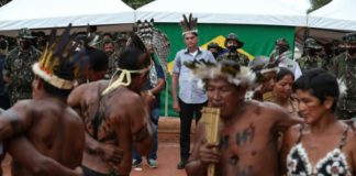 Indígenas brasileños denuncian a Bolsonaro por genocidio