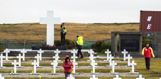 Reanudan identificación de soldados argentinos enterrados en Malvinas