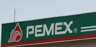 Suspenden 125 pozos petroleros tras incendio en plataforma de Pemex