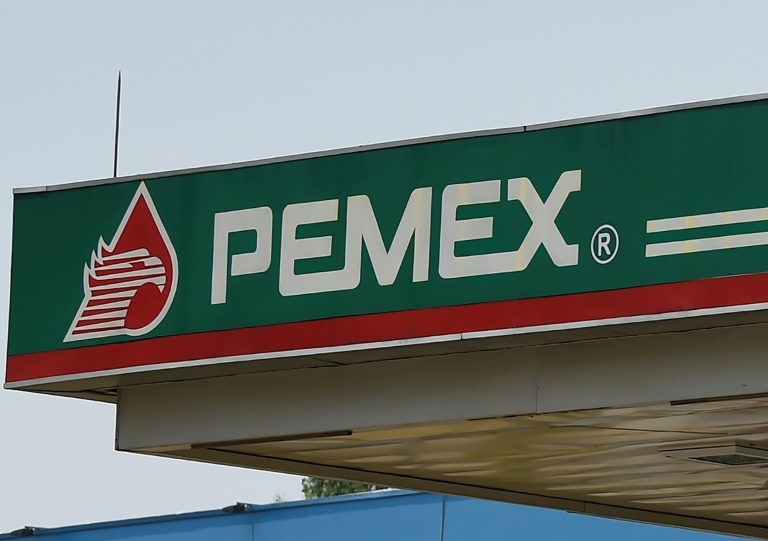 Suspenden 125 pozos petroleros tras incendio en plataforma de Pemex
