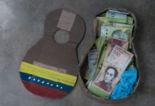 Billetes en desuso sirven de juguete en un pueblo de Venezuela
