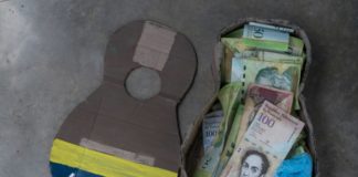 Billetes en desuso sirven de juguete en un pueblo de Venezuela