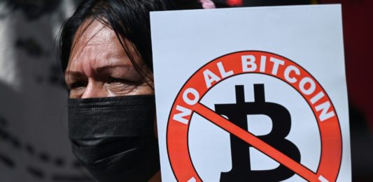 El Salvador inicia la era bitcóin con algunos contratiempos