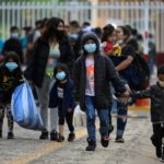 Guatemala asegura tener control de migrantes deportados desde EEUU y México