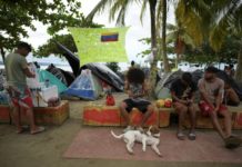 Haitianos ayudan a venezolanos en frontera colombo-panameña