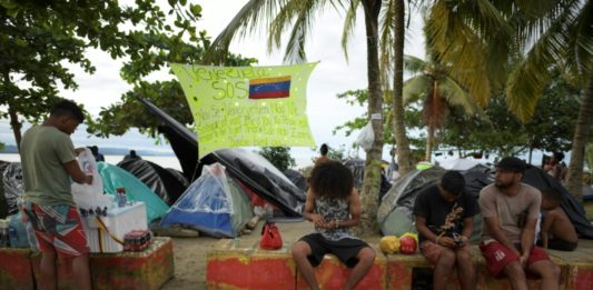 Haitianos ayudan a venezolanos en frontera colombo-panameña