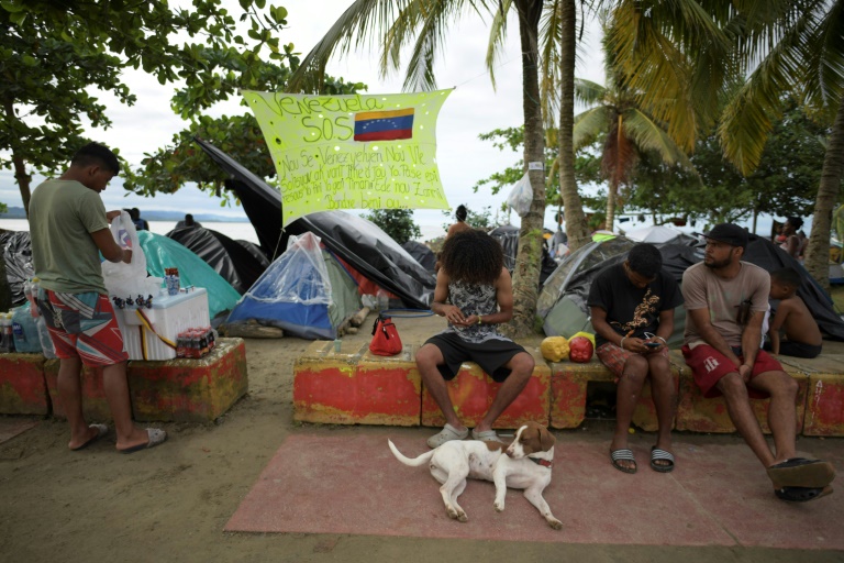 Haitianos ayudan a venezolanos en frontera colombo-panameña