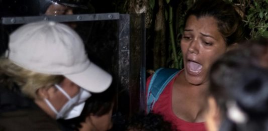 México frena caravana de migrantes en Chiapas