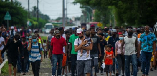 Miles de migrantes acampan bajo un puente en frontera sur de EEUU