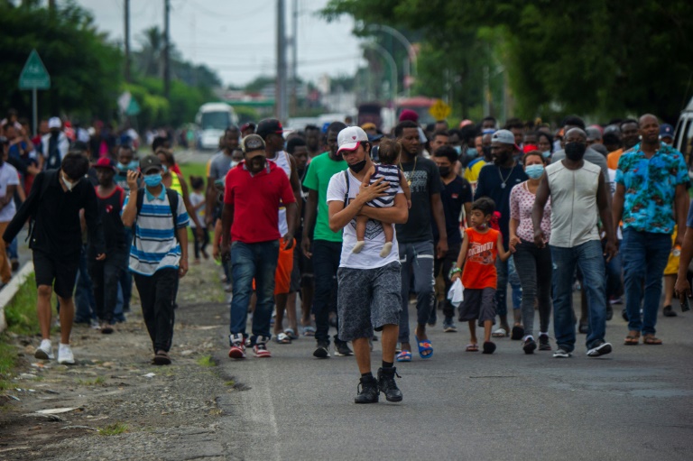 Miles de migrantes acampan bajo un puente en frontera sur de EEUU