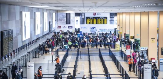 Perú levanta suspensión de vuelos con algunos países