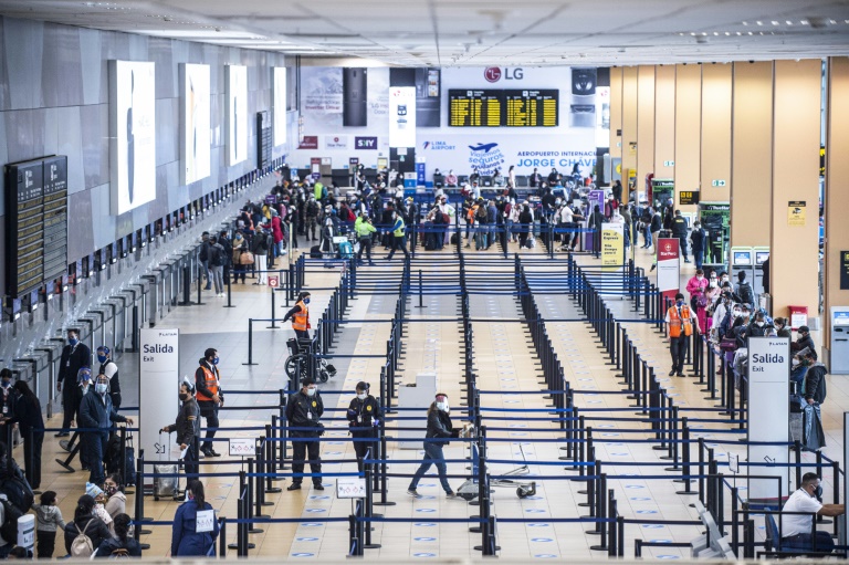 Perú levanta suspensión de vuelos con algunos países