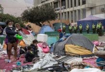 Policia chilena desaloja a migrantes indocumentados en plaza de Iquique