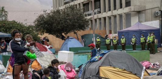 Policia chilena desaloja a migrantes indocumentados en plaza de Iquique