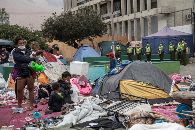 Policia chilena desaloja a migrantes indocumentados en plaza de Iquique