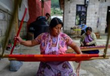 Tejedoras indígenas mexicanas luchan para defender sus creaciones