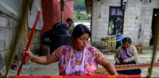Tejedoras indígenas mexicanas luchan para defender sus creaciones