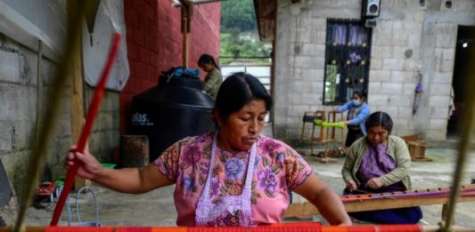 Tejedoras indígenas mexicanas luchan para defender sus creaciones