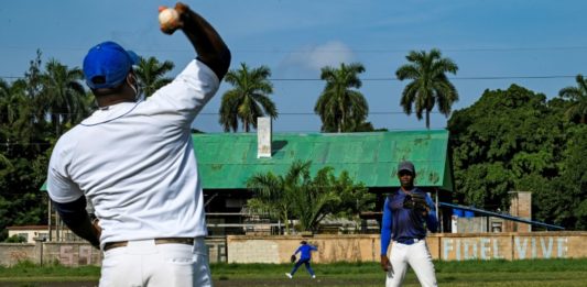 Andanada de fugas sacude al béisbol cubano