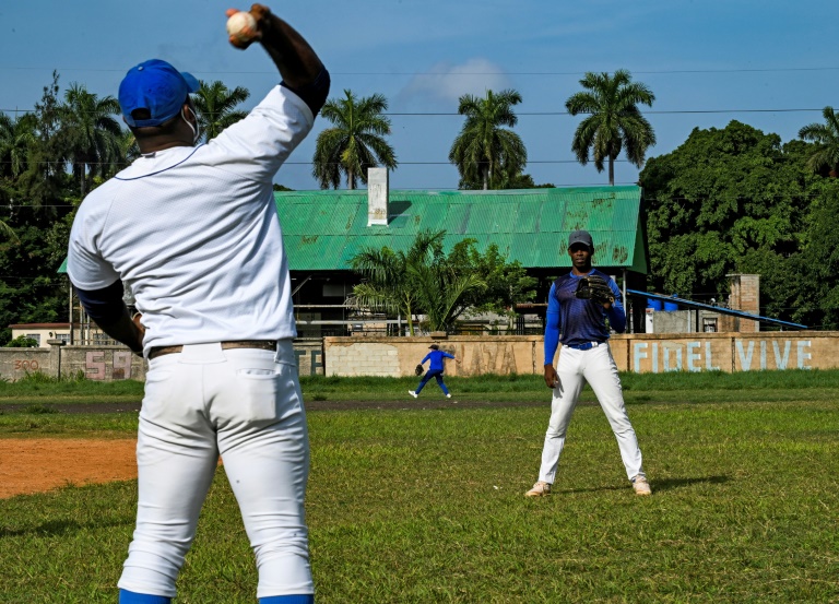 Andanada de fugas sacude al béisbol cubano