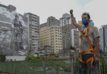 Artista elabora mural con cenizas de incendios en la Amazonía