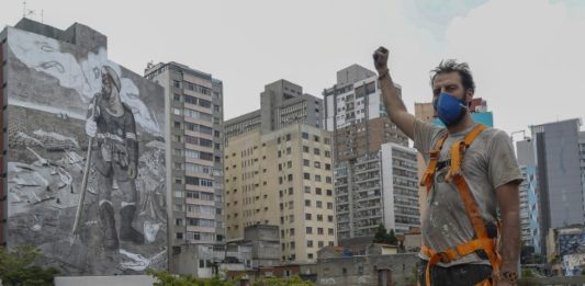 Artista elabora mural con cenizas de incendios en la Amazonía