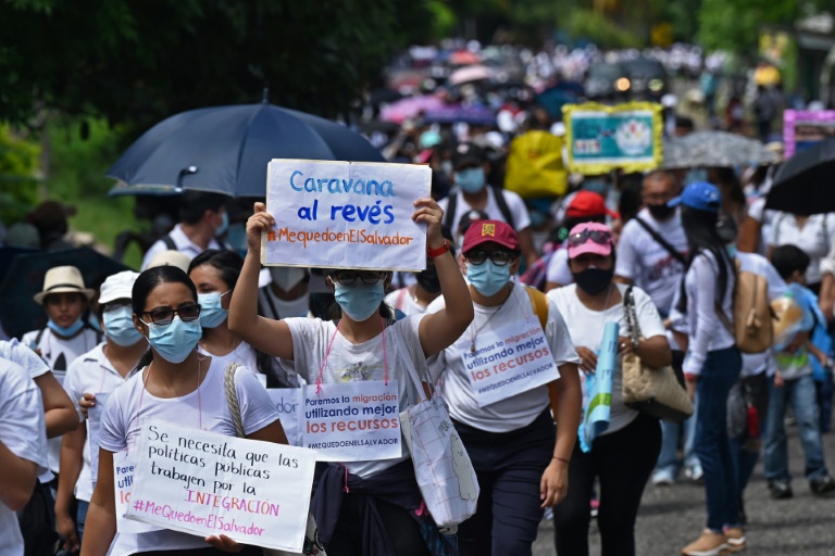 Jóvenes salvadoreños claman por apoyo para no migrar