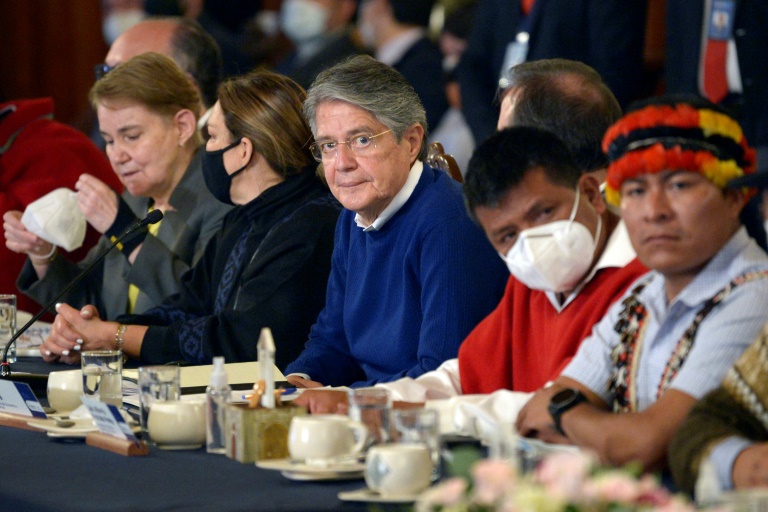 Presidente de Ecuador rechaza suspender alza de combustibles