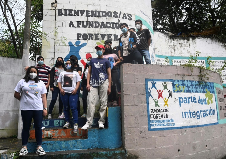 Apuesto por quedarme acá’ jóvenes salvadoreños luchan para no migrar