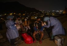 Brigadas nocturnas vacunan contra COVID-19 en barriadas de Lima