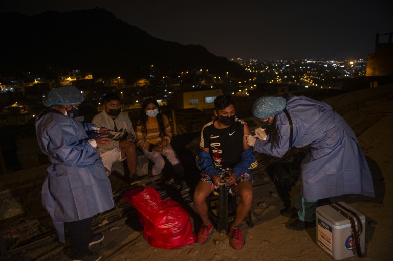Brigadas nocturnas vacunan contra COVID-19 en barriadas de Lima
