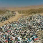 Convierten al desierto de Atacama en cementerio de ropa descartable