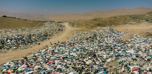 Convierten al desierto de Atacama en cementerio de ropa descartable